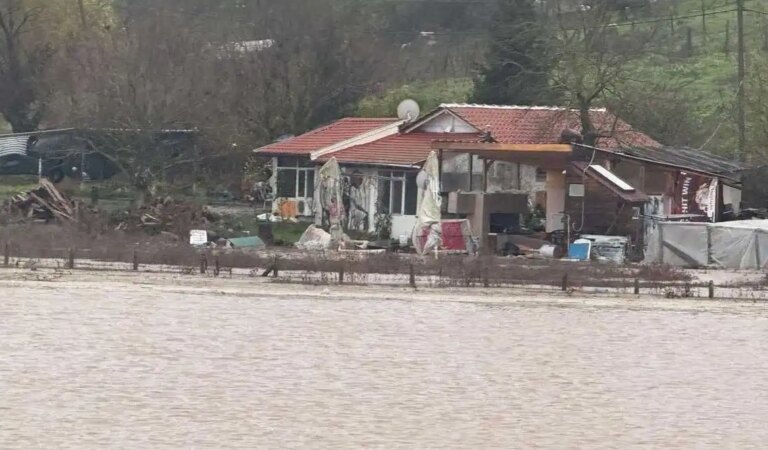 Извънредно! Дигата на река Изворска се скъса, евакуират…