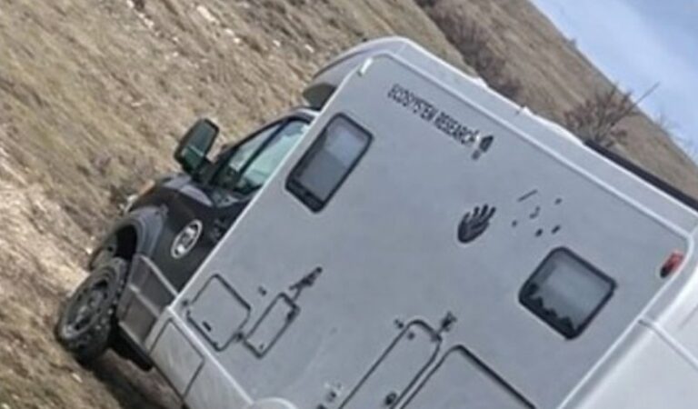 СНИМКИ: Лукс кемперът на „лама Калушев“ струва над…