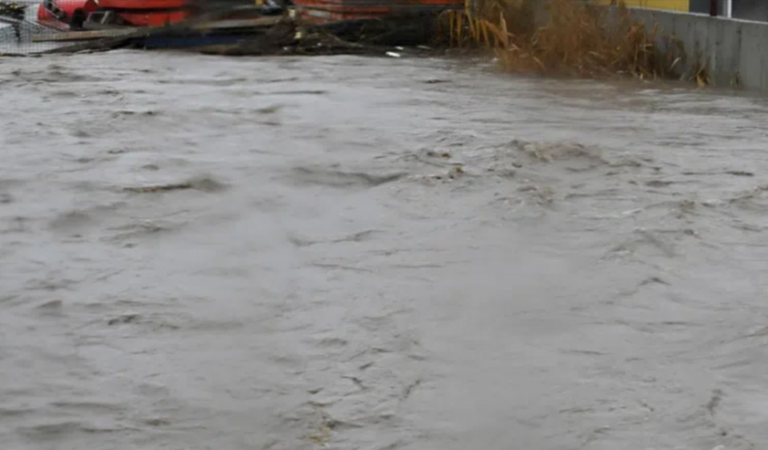 Преливат два язовира, обявено е бедствено положение, тръгна свлачище, има откъснати къщи