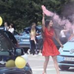 Абитуриенти с гащеризони, автомати и маски събраха погледите Снимки