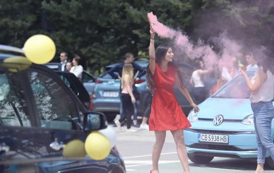 Абитуриенти с гащеризони, автомати и маски събраха погледите Снимки