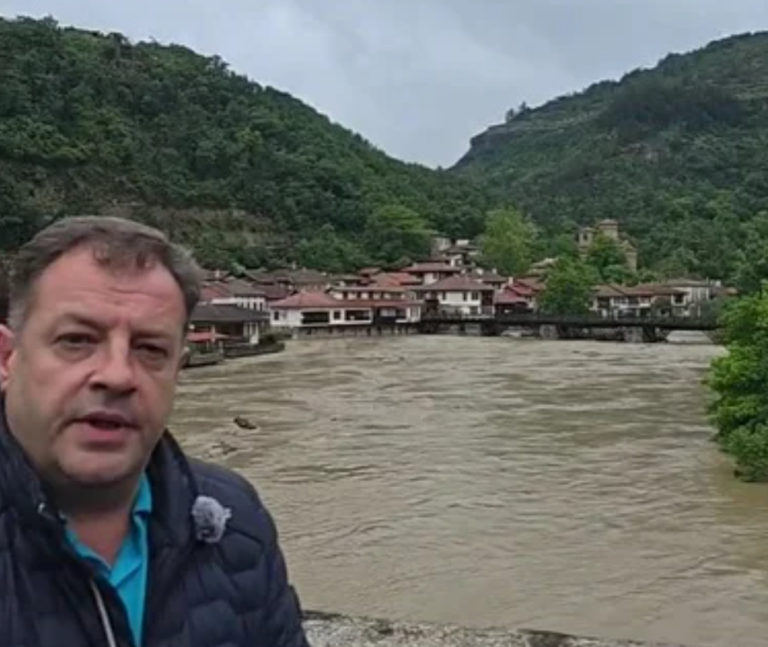 Бедствието е незапомнено! Втора приливна вълна! Има къщи под вода Бедствието е незапомнено! Втора приливна вълна! Има къщи под вода