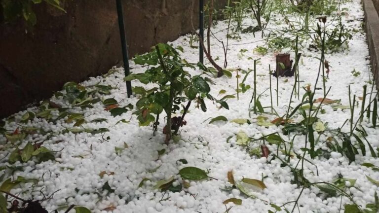 Ледена стихия помля Карнобат, всичко е под вода