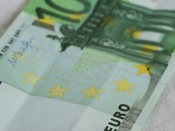 100 евро отгоре към пенсията вместо…