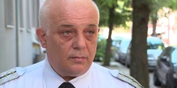 „Това дете е родено герой”: Говори полицаят, напътствал 12-годишното момиче, което шофира кола по „Струма”, за да спаси майка си