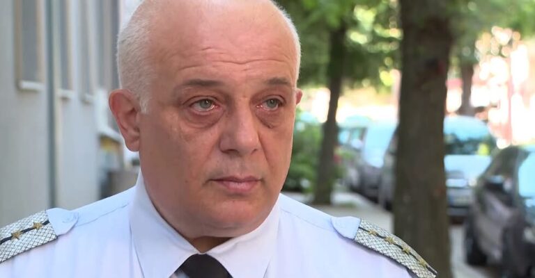 „Това дете е родено герой”: Говори полицаят, напътствал 12-годишното момиче, което шофира кола по „Струма”, за да спаси майка си