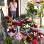 Прибрах се от служебно пътуване и открих, че докато съм отсъствал, някой е изпратил на съпругата ми 100 рози — а после забелязах бележката, скрита сред цветовете на един от букетите.