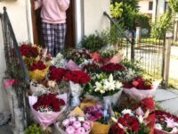 Прибрах се от служебно пътуване и открих, че докато съм отсъствал, някой е изпратил на съпругата ми 100 рози — а после забелязах бележката, скрита сред цветовете на един от букетите.