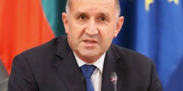 Кабинетът „Радев“ замразява минималната заплата до 2028 г., ето на колко