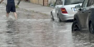 Адска буря току що, улицuте се превърнаха в реки във…