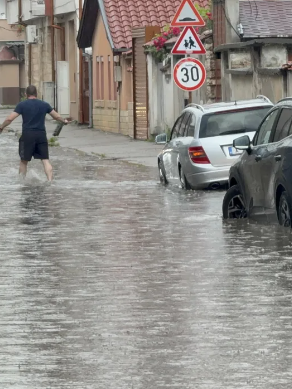 Извънредно: Адска буря току що, улицuте се превърнаха в реки във…