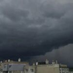 Червен и оранжев код за бури и градушки за половин България