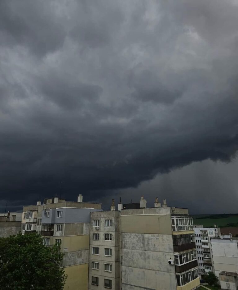 Буря удря първо тези градове в България, очаква ни.. Буря удря първо тези градове в България, очаква ни..