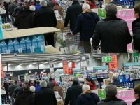 Хората влизат в магазините и не вярват на очите си