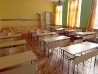 Странна идея: Обвързват заплатите на учителите с…