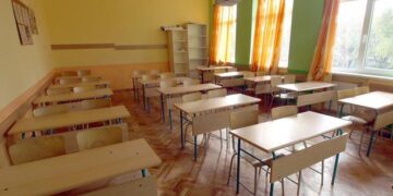 Странна идея: Обвързват заплатите на учителите с…