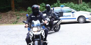 Пет куршума за строител и съпругата му, измамил десетки с жилища