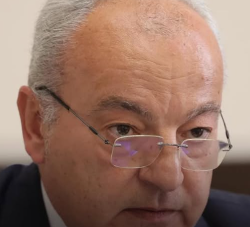 В момента пари в държавата няма, пенсиите ще. Вижте повече..👇👇