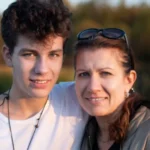 Синът ми се ожени на 18 г. за 43-г. жена: След 5 години чука на вратата ми, едва не паднах…