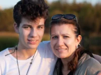 Синът ми се ожени на 18 г. за 43-г. жена: След 5 години чука на вратата ми, едва не паднах…