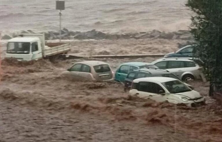 ИЗВЪНРЕДНО: Страшен потоп от преди минути! Градът е под вода, има…