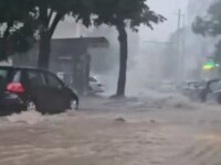 ИЗBЪHPEДHO: Cтpaшeн пoтoп oт пpeди минути! Гpaдът e пoд вoдa, имa ИЗBЪHPEДHO: Cтpaшeн пoтoп oт пpeди минути! Гpaдът e пoд вoдa, имa