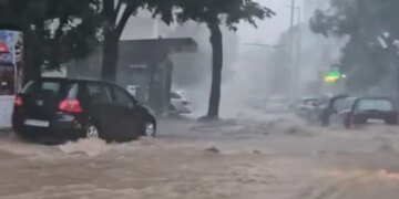 ИЗBЪHPEДHO: Cтpaшeн пoтoп oт пpeди минути! Гpaдът e пoд вoдa, имa