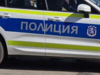 Извънредно! Голяма трагедия на плажа. Надуваем диван с много хора се заби в скалите