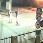 Видео от камера показа как автомобил удря баща и дете на пешеходна пътека.Майка разказа за кошмарните секунди