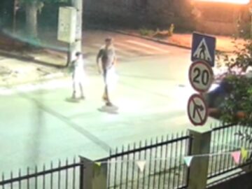 Видео от камера показа как автомобил удря баща и дете на пешеходна пътека.Майка разказа за кошмарните секунди