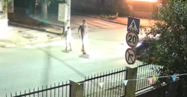 Видео от камера показа как автомобил удря баща и дете на пешеходна пътека.Майка разказа за кошмарните секунди