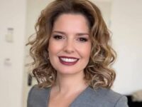 Най-сетне се показа с мъж! Алекс Сърчаджиева отново се усмихва след 5 години самота – вижте колко са сладки заедно!