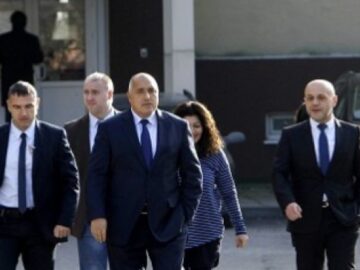 разпознаваем депутат напуска парламента, защото…