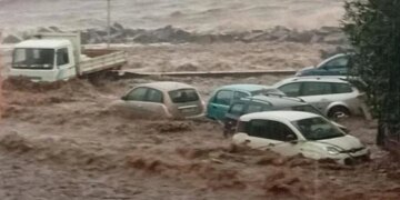 ИЗВЪНРЕДНО: Страшен потоп от преди минути! Градът е под вода, има…