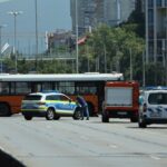 Тежък инцидент на Цариградско шосе! Автобус мина през мантинелата на моста на 4-и км, изнасят хора с линейки