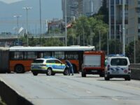 Тежък инцидент на Цариградско шосе! Автобус мина през мантинелата на моста на 4-и км, изнасят хора с линейки