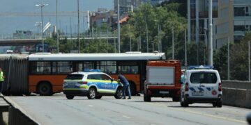 Тежък инцидент на Цариградско шосе! Автобус мина през мантинелата на моста на 4-и км, изнасят хора с линейки