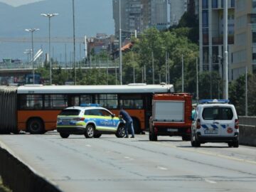 Тежък инцидент на Цариградско шосе! Автобус мина през мантинелата на моста на 4-и км, изнасят хора с линейки