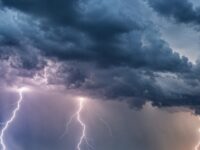 Жега до 35° и опасни бури във вторник: Жълт код за гръмотевици, проливни дъждове и градушки в 14 области