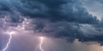 Жега до 35° и опасни бури във вторник: Жълт код за гръмотевици, проливни дъждове и градушки в 14 области
