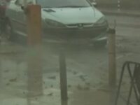 Мощни гръмотевични бури и градушки удрят два района в България до часове Мощни гръмотевични бури и градушки удрят два района в България до часове